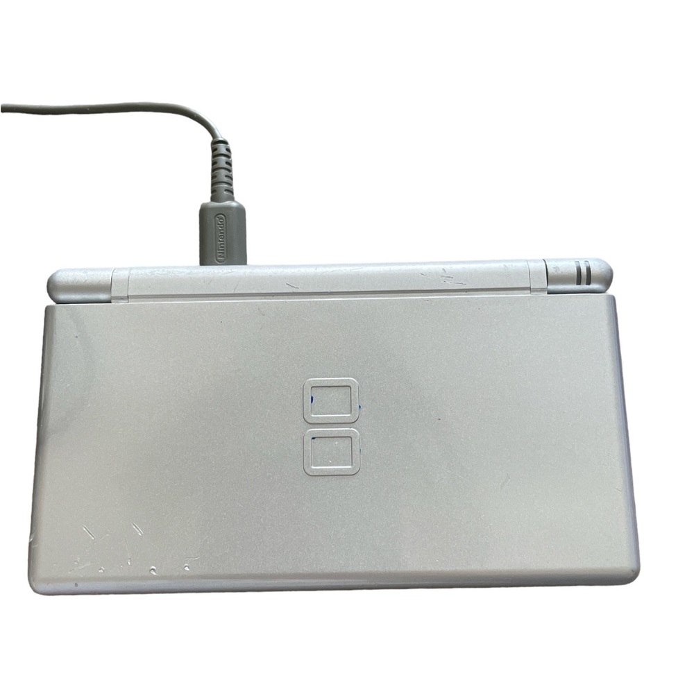 Nintendo DS LiteLaunch Edition Silver Handheld System With 5 Games in Cases
